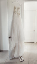 Load image into Gallery viewer, Liz martinez &#39;Alice&#39; wedding dress size-02 PREOWNED
