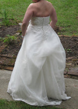 Load image into Gallery viewer, David&#39;s Bridal &#39;WG3007Ivory&#39; wedding dress size-10 PREOWNED
