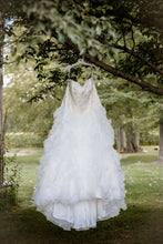 Load image into Gallery viewer, Jewel &#39;9WG3752&#39; wedding dress size-22W PREOWNED
