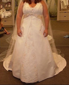 David's Bridal '9T9218' size 18 new wedding dress front view on bride