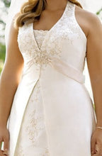 Load image into Gallery viewer, David&#39;s Bridal &#39;9T9218&#39; size 18 new wedding dress front view on bride

