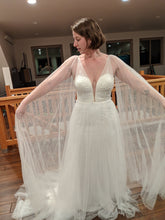 Load image into Gallery viewer, Chic Nostalgia &#39;Gwenn&#39; wedding dress size-10 PREOWNED
