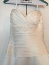 Load image into Gallery viewer, Casablanca &#39;1881&#39; size 6 used wedding dress front view close up
