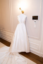 Load image into Gallery viewer, Ines Di Santo &#39;Elise&#39; wedding dress size-04 PREOWNED
