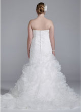 Load image into Gallery viewer, David&#39;s Bridal &#39;Galina&#39; size 4 used wedding dress back view on bride
