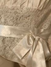 Load image into Gallery viewer, Paloma Blanca &#39;3851&#39; size 14 used wedding dress front view close up
