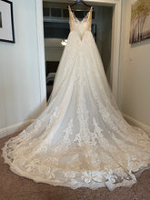 Load image into Gallery viewer, JUSTIN ALEXANDER &#39;99205&#39; wedding dress size-10 PREOWNED
