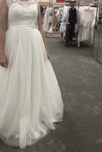 Load image into Gallery viewer, David&#39;s Bridal &#39;Tulle&#39; size 10 new wedding dress front view on bride
