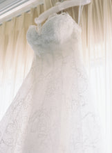Load image into Gallery viewer, Oscar de la Renta &#39;Dee&#39; wedding dress size-04 PREOWNED

