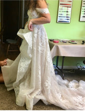 Load image into Gallery viewer, Martina Liana &#39;1086&#39; wedding dress size-12 PREOWNED
