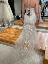 Load image into Gallery viewer, Monique Lhuillier &#39;Elena&#39; wedding dress size-06 SAMPLE
