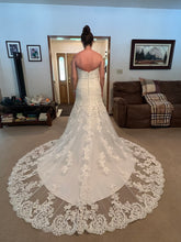 Load image into Gallery viewer, Allure Bridals &#39;9374&#39; wedding dress size-06 SAMPLE
