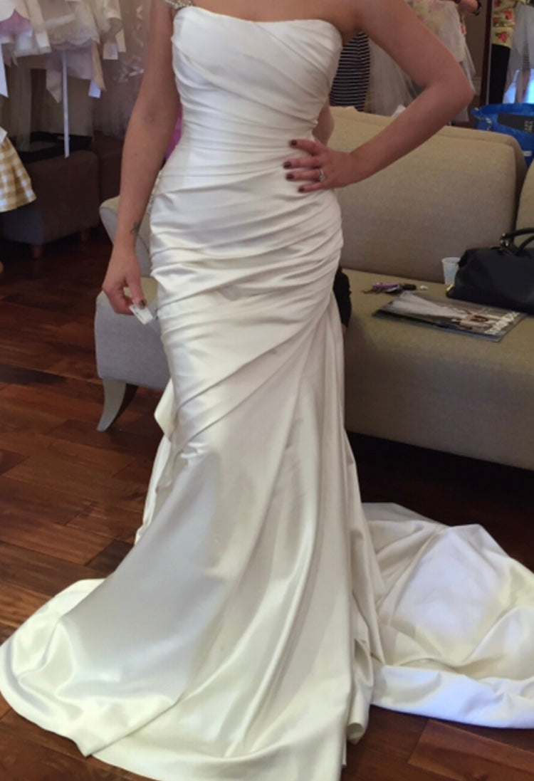La Sposa 'Fanal' size 6 new wedding dress front view on bride