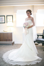 Load image into Gallery viewer, Augusta Jones &#39;Annalize&#39; wedding dress size-04 PREOWNED
