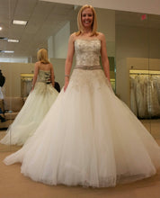 Load image into Gallery viewer, Demetrios &#39;Don’t have it&#39; wedding dress size-02 PREOWNED
