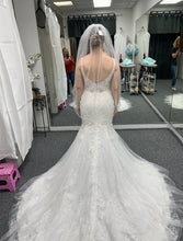 Load image into Gallery viewer, Stella York &#39;7479&#39; wedding dress size-04 PREOWNED
