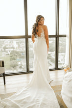 Load image into Gallery viewer, Pronovias &#39;Vicenta&#39; wedding dress size-06 PREOWNED
