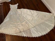 Load image into Gallery viewer, Custom made  &#39;N/A&#39; wedding dress size-08 PREOWNED
