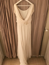 Load image into Gallery viewer, Rosa Clara &#39;Divan&#39; size 8 sample wedding dress back view on hanger
