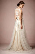 Load image into Gallery viewer, BHLDN &#39;Onyx&#39; size 4 new wedding dress back view on model
