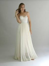 Load image into Gallery viewer, Le Anne Marshall &#39;Samantha&#39; size 6 used wedding dress front view on bride

