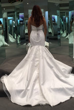 Load image into Gallery viewer, Allure &#39;Mermaid&#39; size 4 new wedding dress back view on bride
