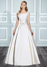 Load image into Gallery viewer, Moonlight &#39;Tango&#39; size 8 new wedding dress front view on model
