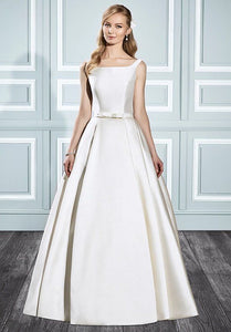 Moonlight 'Tango' size 8 new wedding dress front view on model