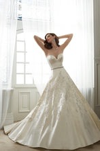Load image into Gallery viewer, Sophia Tolli &#39;Reaghann&#39; size 16 new wedding dress front view on  model
