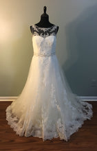 Load image into Gallery viewer, La Sposa &#39;Mecenas&#39; size 10 used wedding dress front view on mannequin
