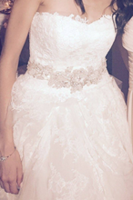 Load image into Gallery viewer, Vera Wang &#39;Eliza&#39; size 2 used wedding dress front view close up on bride

