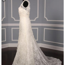 Load image into Gallery viewer, Carolina Herrera &#39;Audrey&#39; size 6 new wedding dress side view on mannequin

