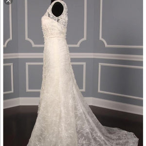 Carolina Herrera 'Audrey' size 6 new wedding dress side view on mannequin