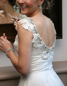 Monique Lhuillier 'Rihanna' size 4 used wedding dress back view on bride