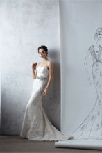 Load image into Gallery viewer, BHLDN &#39;Honora&#39; size 2 used wedding dress front view on model
