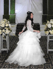 Load image into Gallery viewer, White by Vera Wang &#39;351197&#39; size 0 used wedding dress side view on bride
