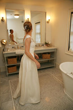 Load image into Gallery viewer, Monique Lhuillier &#39;Rihanna&#39; size 4 used wedding dress side view on bride
