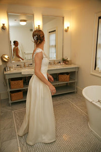 Monique Lhuillier 'Rihanna' size 4 used wedding dress side view on bride