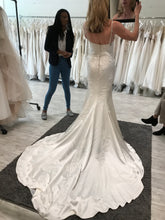Load image into Gallery viewer, Pronovias &#39;Drens&#39; size 4 used wedding dress back view on bride
