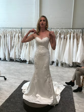 Load image into Gallery viewer, Pronovias &#39;Drens&#39; size 4 used wedding dress front view on bride
