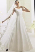 Load image into Gallery viewer, Bianco Evento &#39;Imperia&#39; size 8 used wedding dress front view on bride
