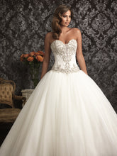 Load image into Gallery viewer, Allure Bridals &#39;9017&#39; size 6 new wedding dress front view on model
