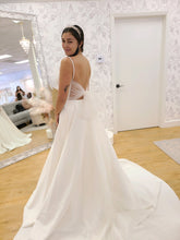 Load image into Gallery viewer, Stella York &#39;7211&#39; wedding dress size-06 NEW

