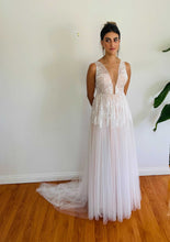 Load image into Gallery viewer, ANNA KARA  &#39;Narcissa &#39; wedding dress size-02 NEW
