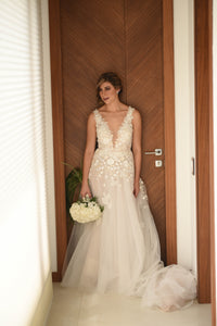 Mira Zwillinger 'Julie' size 6 new wedding dress front view on bride