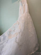 Load image into Gallery viewer, Galina Signature &#39;SWG755 Ivory&#39; wedding dress size-06 NEW
