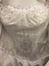 Load image into Gallery viewer, Oleg Cassini &#39;7CT291&#39; size 6 used wedding dress front view close up
