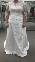Load image into Gallery viewer, David&#39;s Bridal &#39;Illusion Lace&#39; size 16 new wedding dress front view on bride
