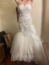 Load image into Gallery viewer, Lazaro &#39;Mermaid &#39; wedding dress size-04 PREOWNED
