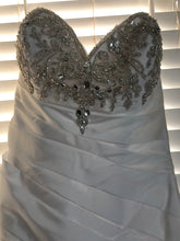 Load image into Gallery viewer, David&#39;s Bridal &#39;V3476&#39; wedding dress size-06 NEW
